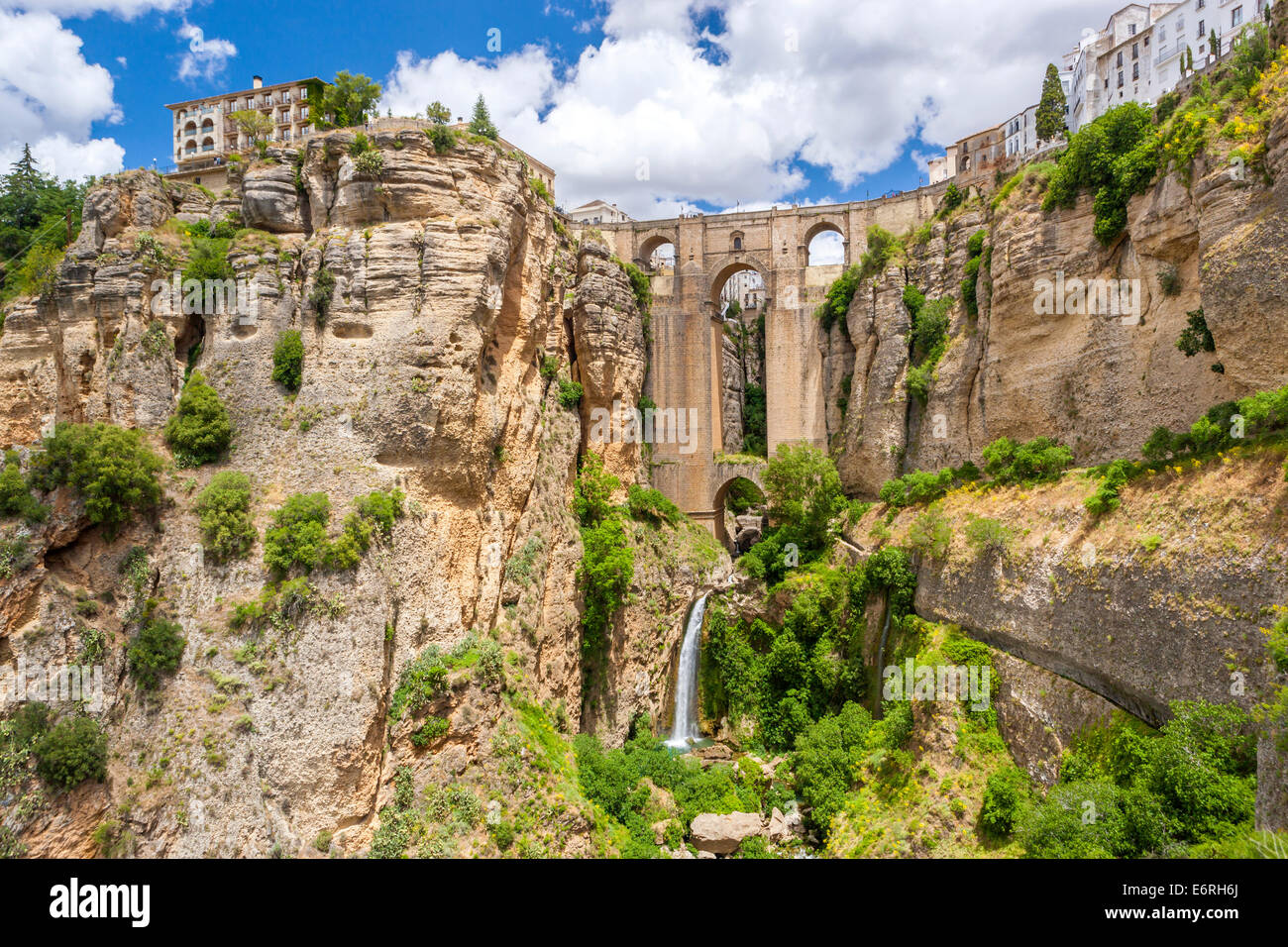 Il Puente Nuevo ponte sul fiume Guadalevín in El Tajo gorge, Ronda, provincia di Malaga, Andalusia, Spagna, Europa. Foto Stock