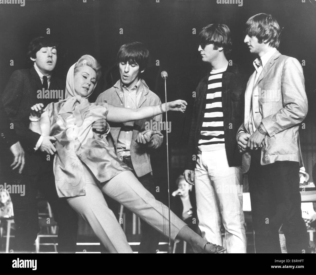 Londra, UK, UK. Il 24 luglio, 1964. Cantante PAUL MCCARTNEY e il chitarrista George Harrison 'catch' attrice ZSA ZSA GABOR come cantante JOHN LENNON e il batterista Ringo Starr guardare al London Palladium durante la "Notte di 100 stelle' mezzanotte spettacolo di beneficenza. Gabor doveva salire in una scatola nera e 'disappear poiché ella è stata fatturata come un illusionista ma ha rifiutato adducendo claustrofobia. Gabor è stato poi consentito di introdurre i Beatles. © Keystone foto/ZUMAPRESS.com/Alamy Live News Foto Stock