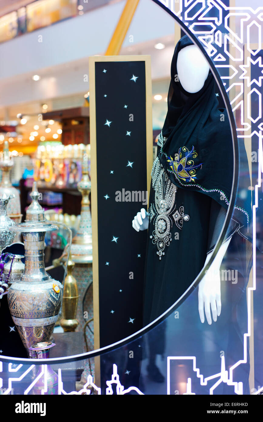 Shopping nell'aeroporto internazionale di Dubai. Foto Stock