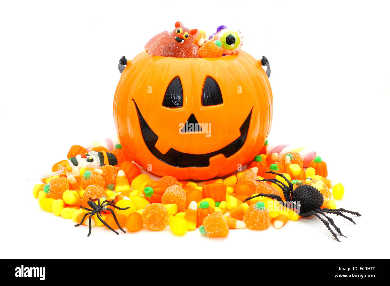 Halloween Jack o Lantern secchio con pila di candy Foto Stock