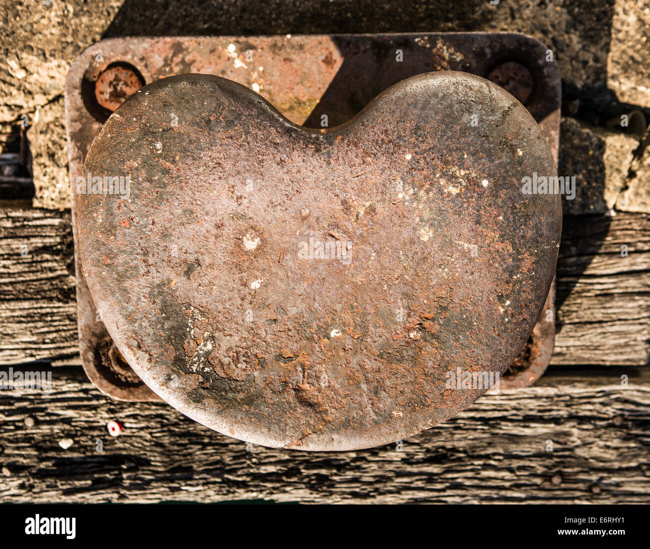 Un dock-bollard laterale a forma di cuore Foto Stock