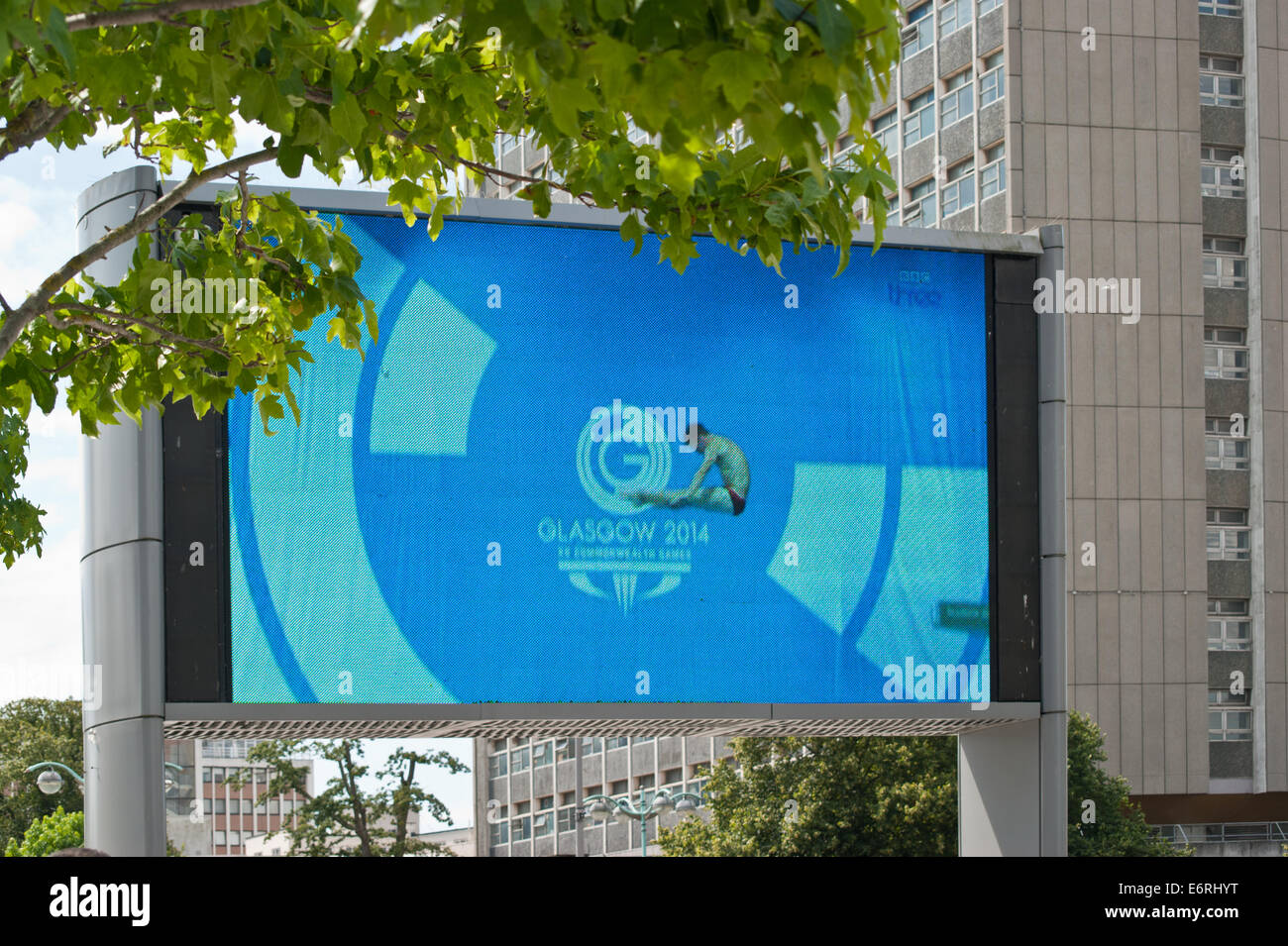 Il grande schermo a Plymouth City Centre, mostrando i giochi del Commonwealth diving evento nel 2014 Foto Stock