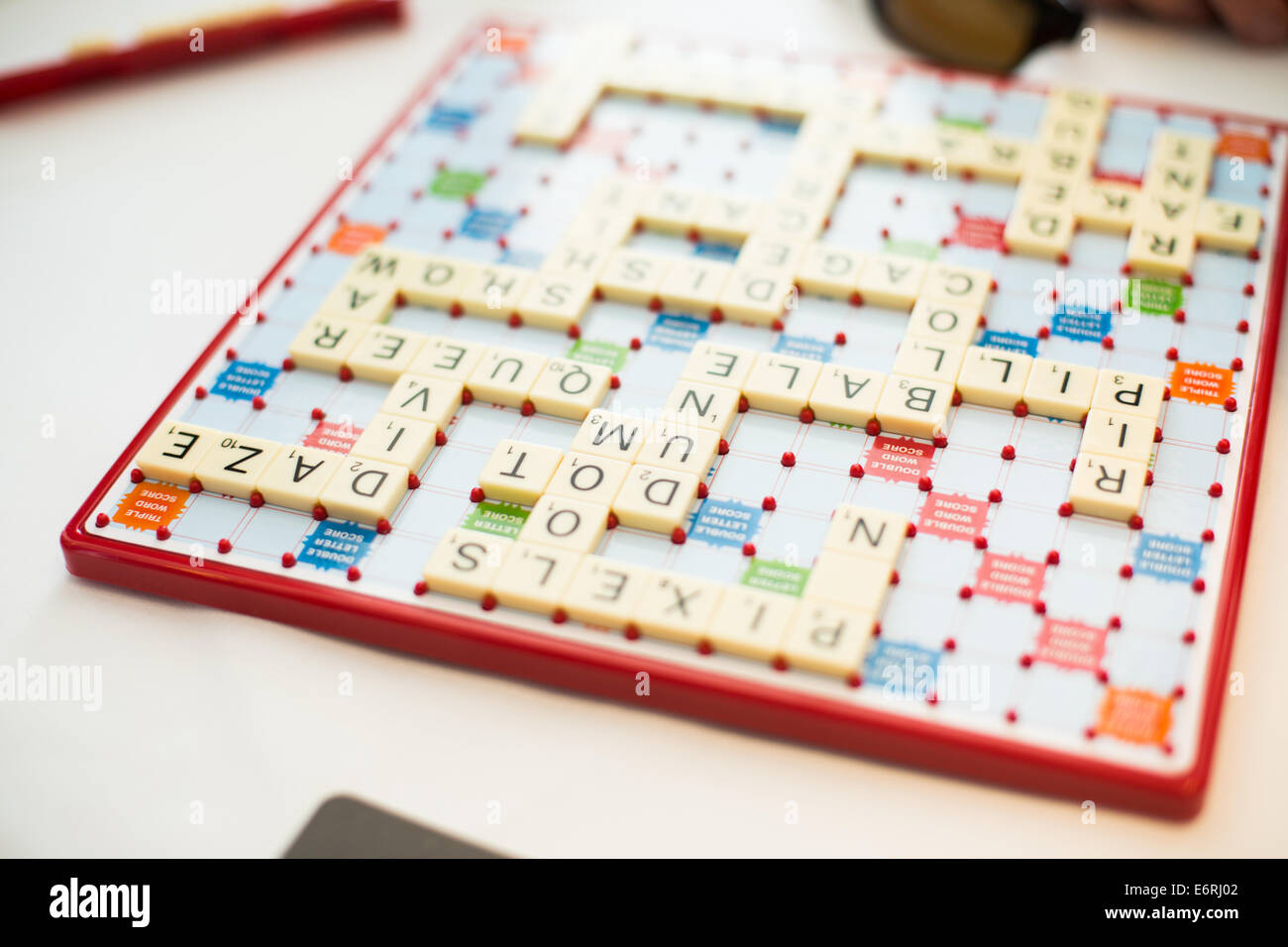 Una foto di una scheda di Scrabble quasi piena di parole Foto Stock