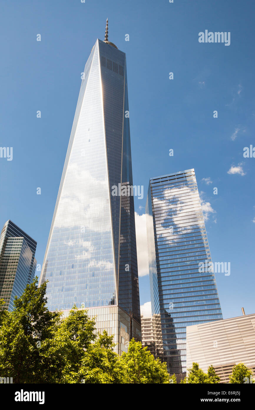 One World Trade Center conosciuto anche come torre 1 e torre di libertà, Torre 7 sulla destra, Manhattan, New York, New York, Stati Uniti d'America Foto Stock