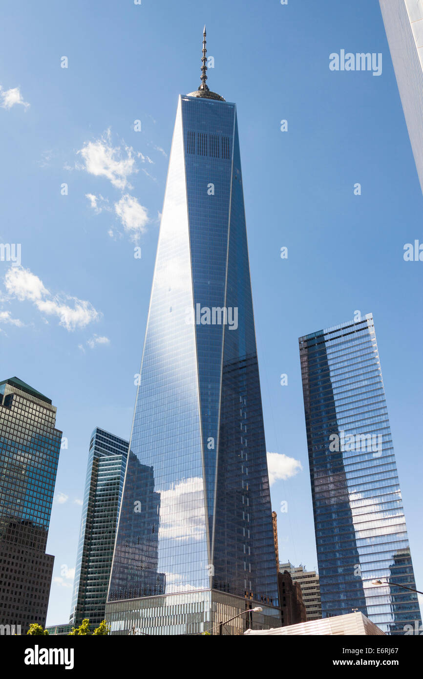 One World Trade Center conosciuto anche come torre 1 e torre di libertà, Torre 7 sulla destra, Manhattan, New York, New York, Stati Uniti d'America Foto Stock
