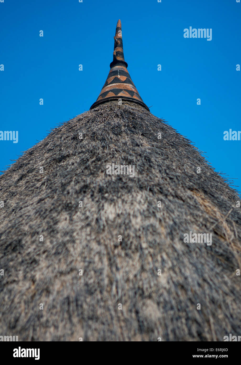 Piatto sulla parte superiore del tetto di paglia in tribù Nuer, Gambela, Etiopia Foto Stock