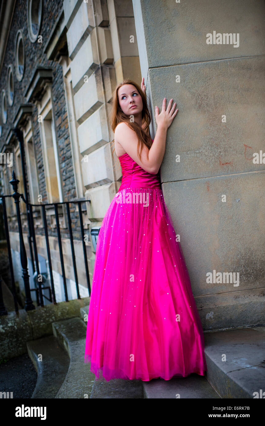 Una giovane donna modello bambina indossa un 'favola' big red Cerise Pink Palla abito party tonaca all'aperto, REGNO UNITO Foto Stock