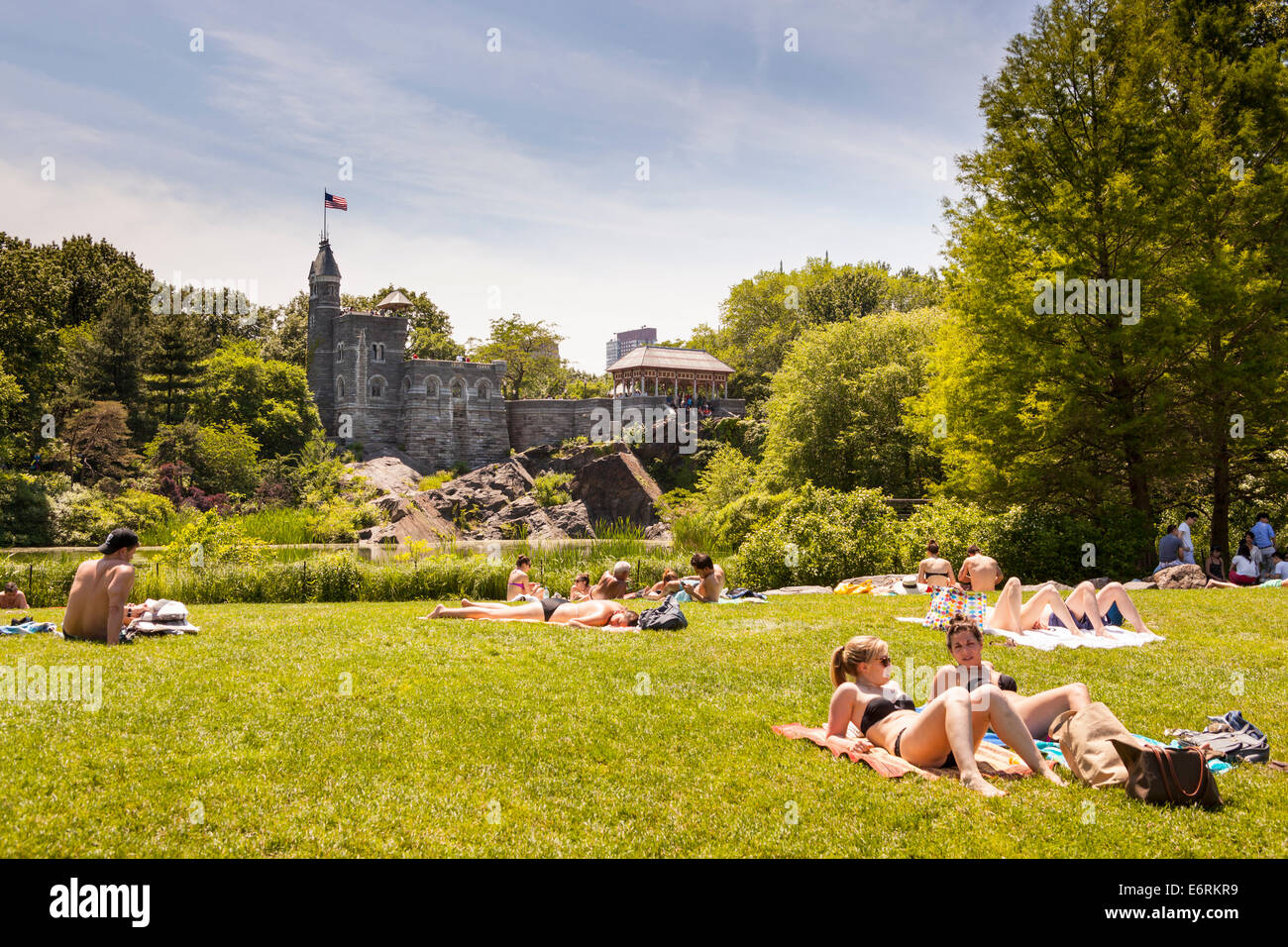 Castello del Belvedere e la gente a prendere il sole, Central Park, Manhattan, New York, New York, Stati Uniti d'America Foto Stock