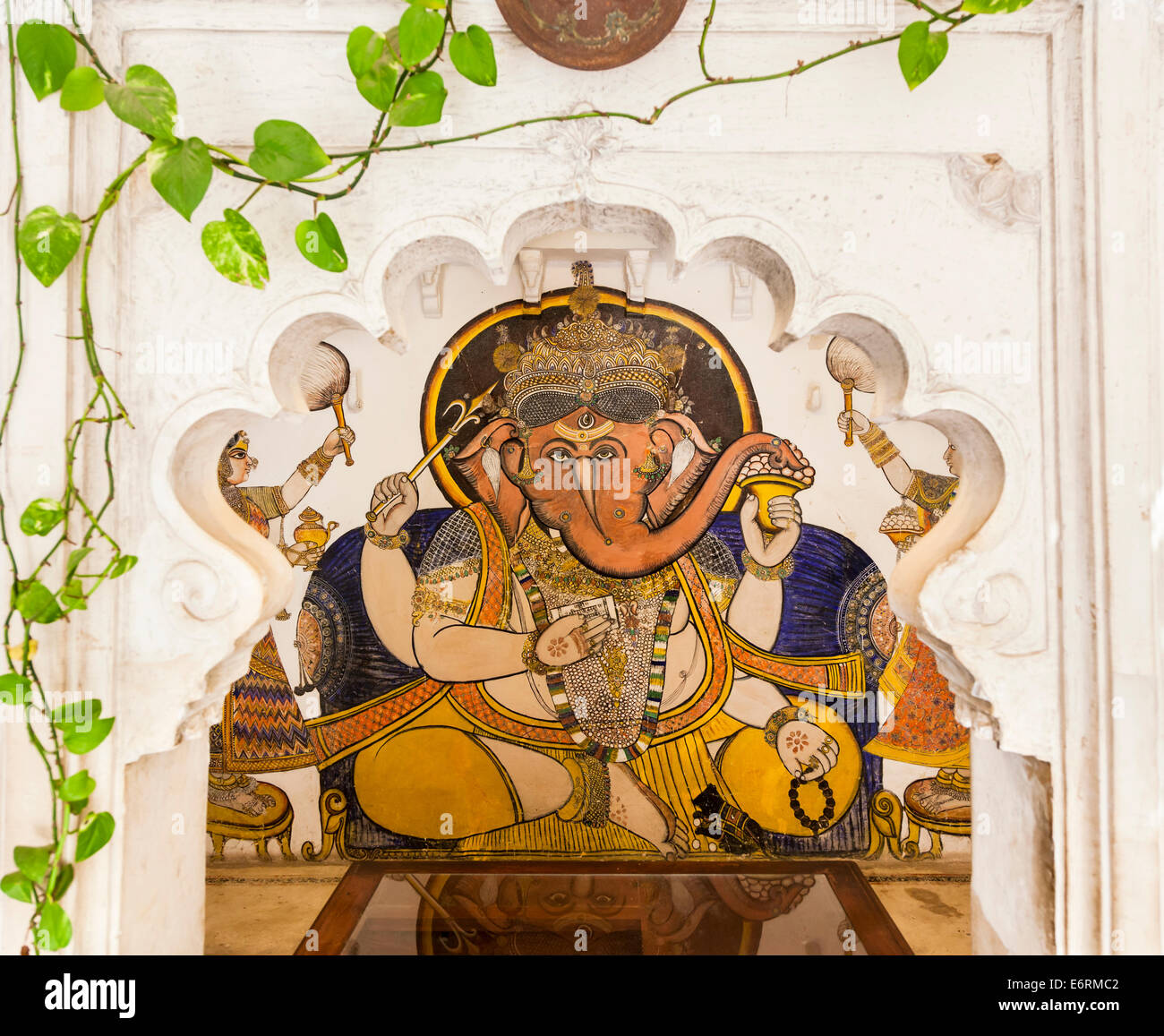 Stile tradizionale verniciato colorato affresco religioso di Ganesh, l'elefante indù intitolata Dio, in Deogarh Mahal Hotel, Deogarh, Rajasthan, India Foto Stock