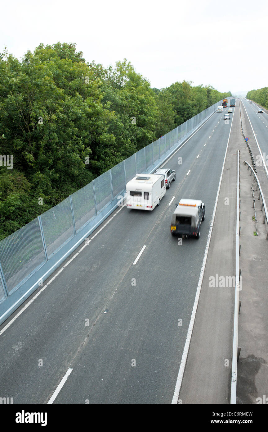 Newport, Regno Unito. 29 Agosto, 2014. Un acciaio il recinto di sicurezza corre lungo la A449 road vicino a Newport. 60 leader politici di tutto il mondo parteciperanno al vertice della NATO presso il Celtic Manor il 4 e 5 settembre. Secondo come riferito circa 20.000 in tutto il mondo i sostenitori della pace arriverà a prendere parte a una settimana di protesta pacifica e alternativa al vertice di pace. Un miglio 12 "L'anello di acciaio' recinzione è in luogo presso i siti principali e 9.500 agenti di polizia tratte da tutte 43 le forze di polizia in Inghilterra e Galles. Credito: Graham M. Lawrence/Alamy Live News. Foto Stock