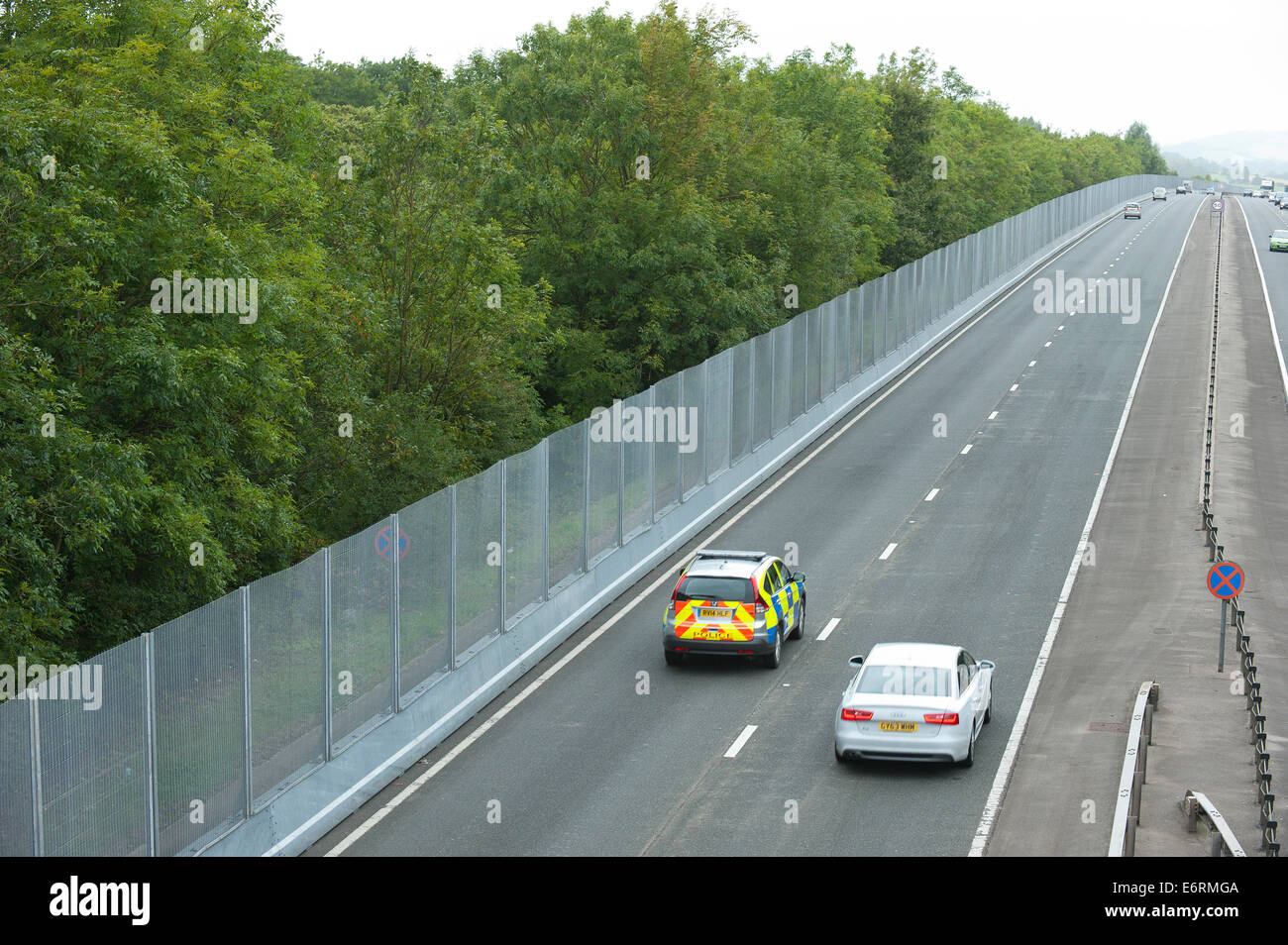 Newport, Regno Unito. 29 Agosto, 2014. Un acciaio il recinto di sicurezza corre lungo la A449 road vicino a Newport. 60 leader politici di tutto il mondo parteciperanno al vertice della NATO presso il Celtic Manor il 4 e 5 settembre. Secondo come riferito circa 20.000 in tutto il mondo i sostenitori della pace arriverà a prendere parte a una settimana di protesta pacifica e alternativa al vertice di pace. Un miglio 12 "L'anello di acciaio' recinzione è in luogo presso i siti principali e 9.500 agenti di polizia tratte da tutte 43 le forze di polizia in Inghilterra e Galles. Credito: Graham M. Lawrence/Alamy Live News. Foto Stock