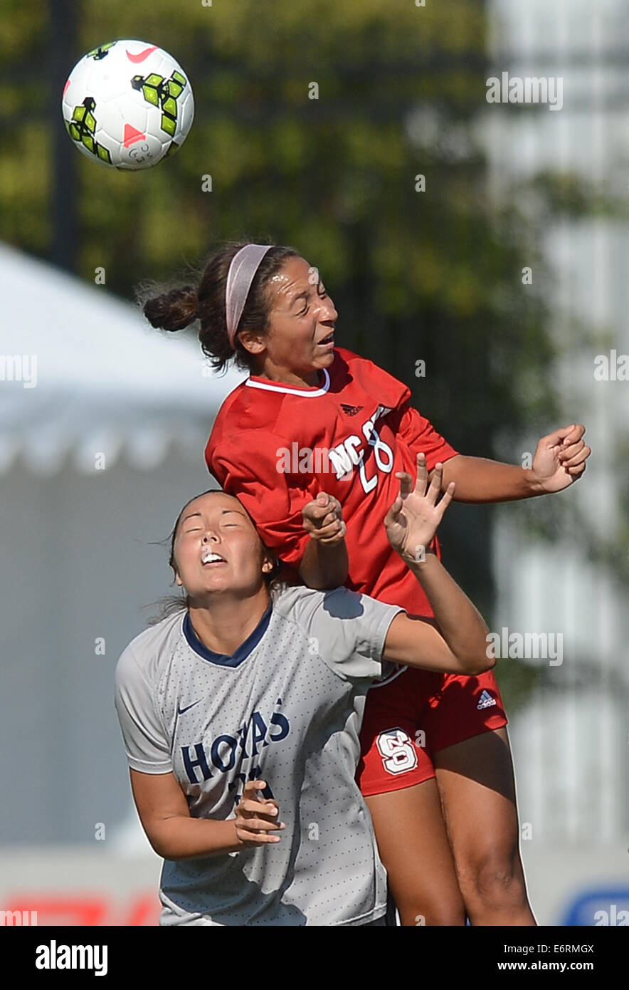 Washington, DC, Stati Uniti d'America. Il 29 agosto, 2014. 20140829 - North Carolina State centrocampista Karina Lacey (28) Capi la palla su Georgetown defender Taylor Pak (26) nella seconda metà al campo di Shaw a Washington. Georgetown sconfitto N.C. Stato, 6-0. © Chuck Myers/ZUMA filo/Alamy Live News Foto Stock