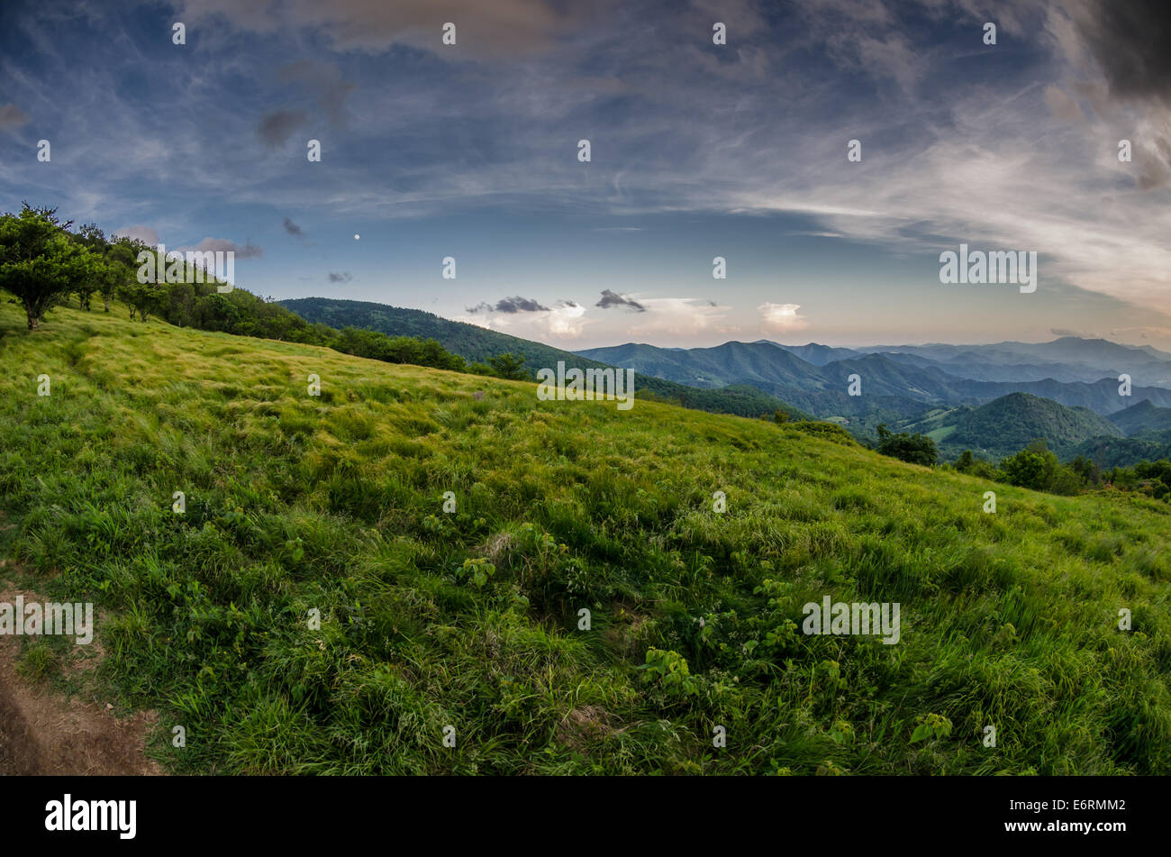 Una visione chiara delle montagne distanti dalla sella erbosa tra i round e Jane Balds Foto Stock