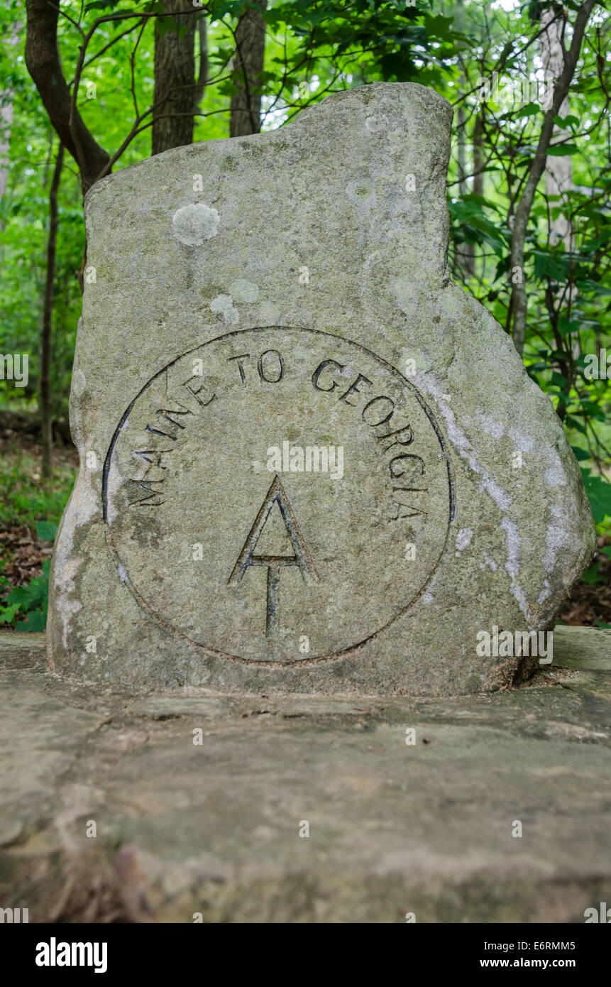 Il primo segno escursionisti completando l'Appalachian Trail avviatisi dal suo punto più australe vicino a Springer Mountain in Geo Foto Stock