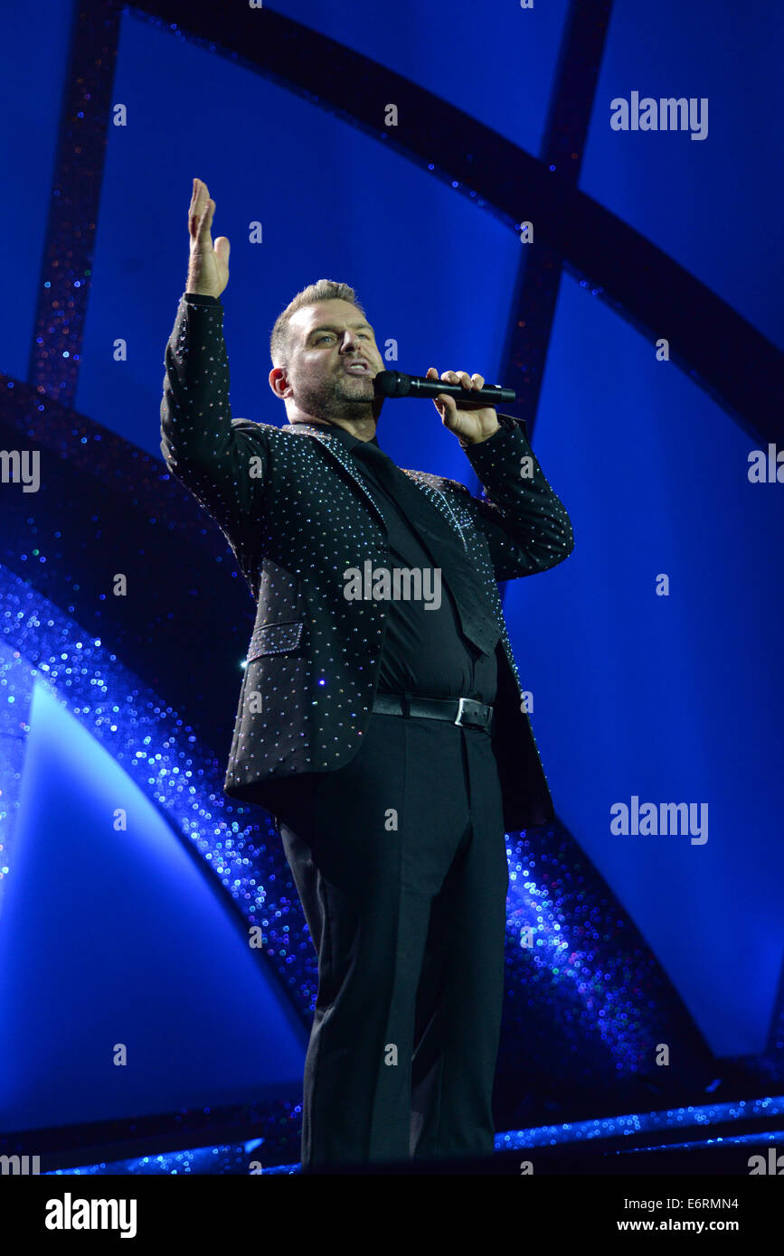 Londra, Inghilterra, 29 agosto 2014 : Declan Donnelly, presentatore Ant & Dec's Takeaway on Tour entrare in ballo il tifo e agitando al O2, Penisola Square, Londra. Foto di vedere Li Foto Stock