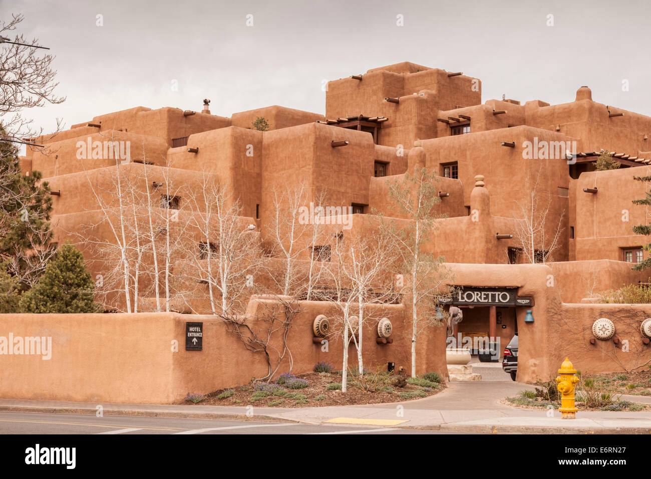 Inn and Spa at Loretto, un hotel in Santa Fe, New Maxico, costruito nel tradizionale pueblo adobe stile. Foto Stock