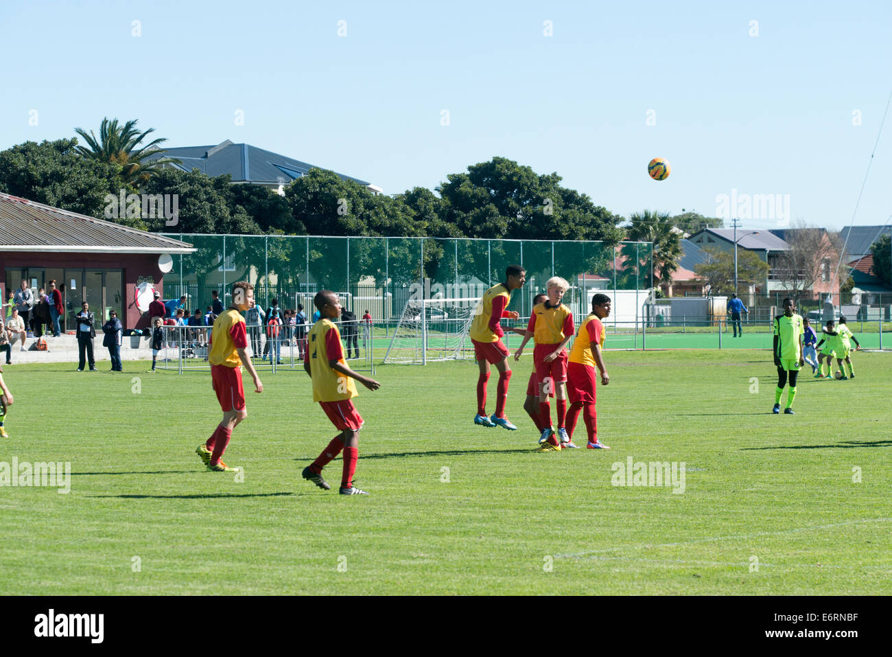 Partita di calcio di Sotto 15 squadre giovanili, Cape Town, Sud Africa Foto Stock