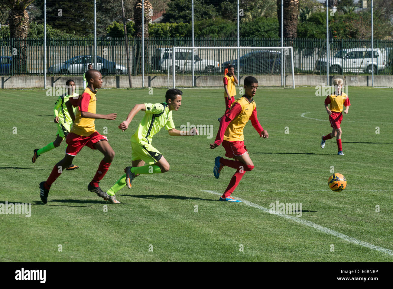 Il riscontro e il difensore, la partita di calcio di Sotto 15 squadre giovanili, Cape Town, Sud Africa Foto Stock