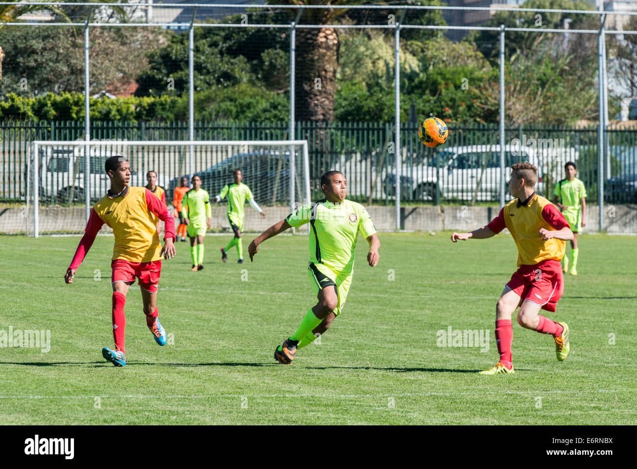 Il riscontro e il difensore, la partita di calcio di Sotto 15 squadre giovanili, Cape Town, Sud Africa Foto Stock