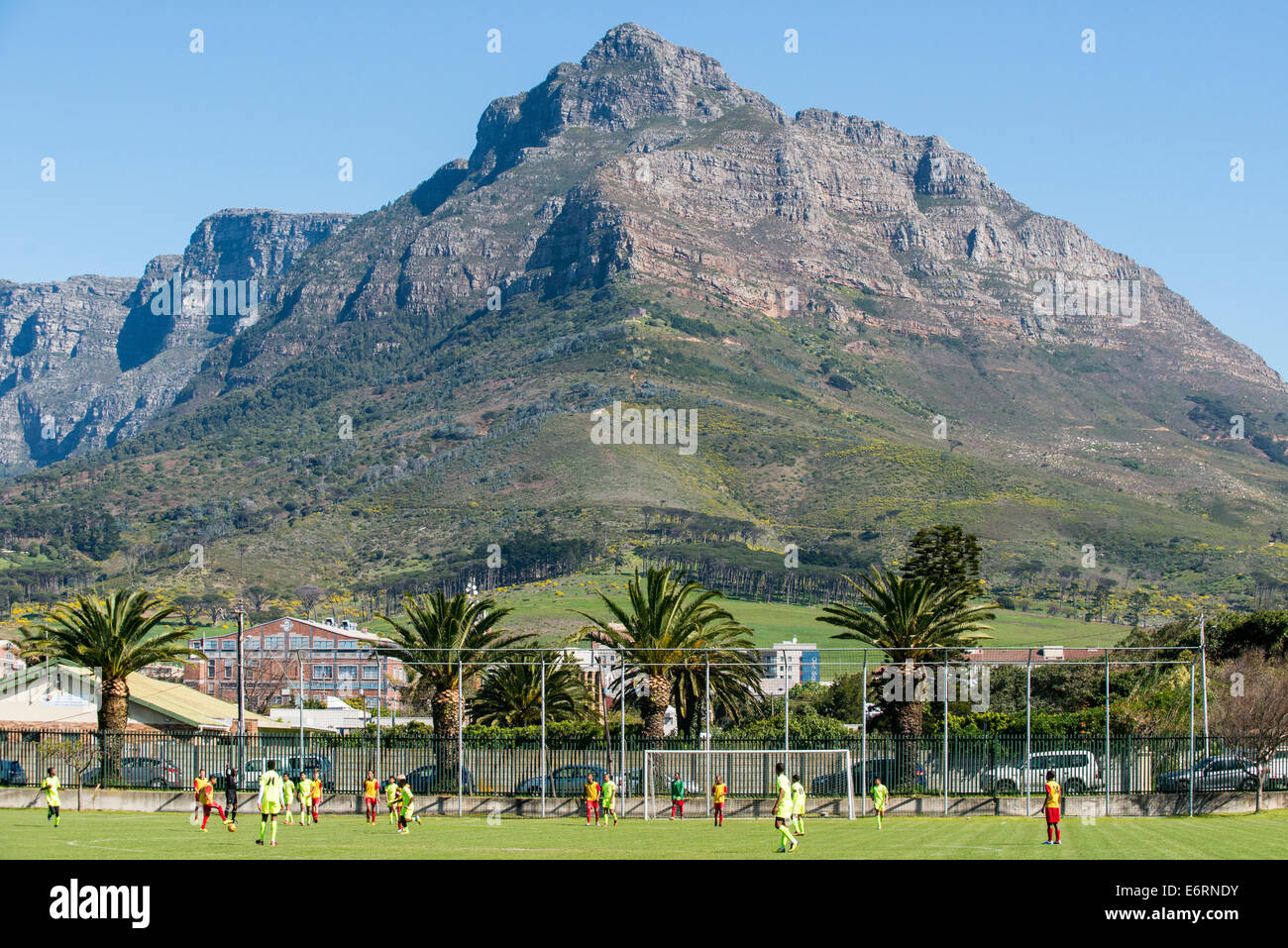 Partita di calcio di Sotto 15 squadre giovanili, Table Mountain in background, Cape Town, Sud Africa Foto Stock
