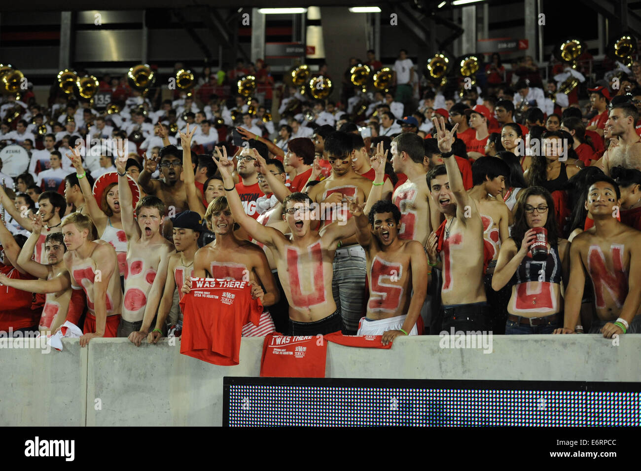 Houston, Texas, Stati Uniti d'America. Il 29 agosto, 2014. University of Houston Cougars tifosi durante la prima metà di un NCAA Football gioco tra l'Università di Houston Cougars e il UTSA Roadrunners a TDECU Stadium di Houston, TX su agosto 29th, 2014. Credito: Trask Smith/ZUMA filo/Alamy Live News Foto Stock