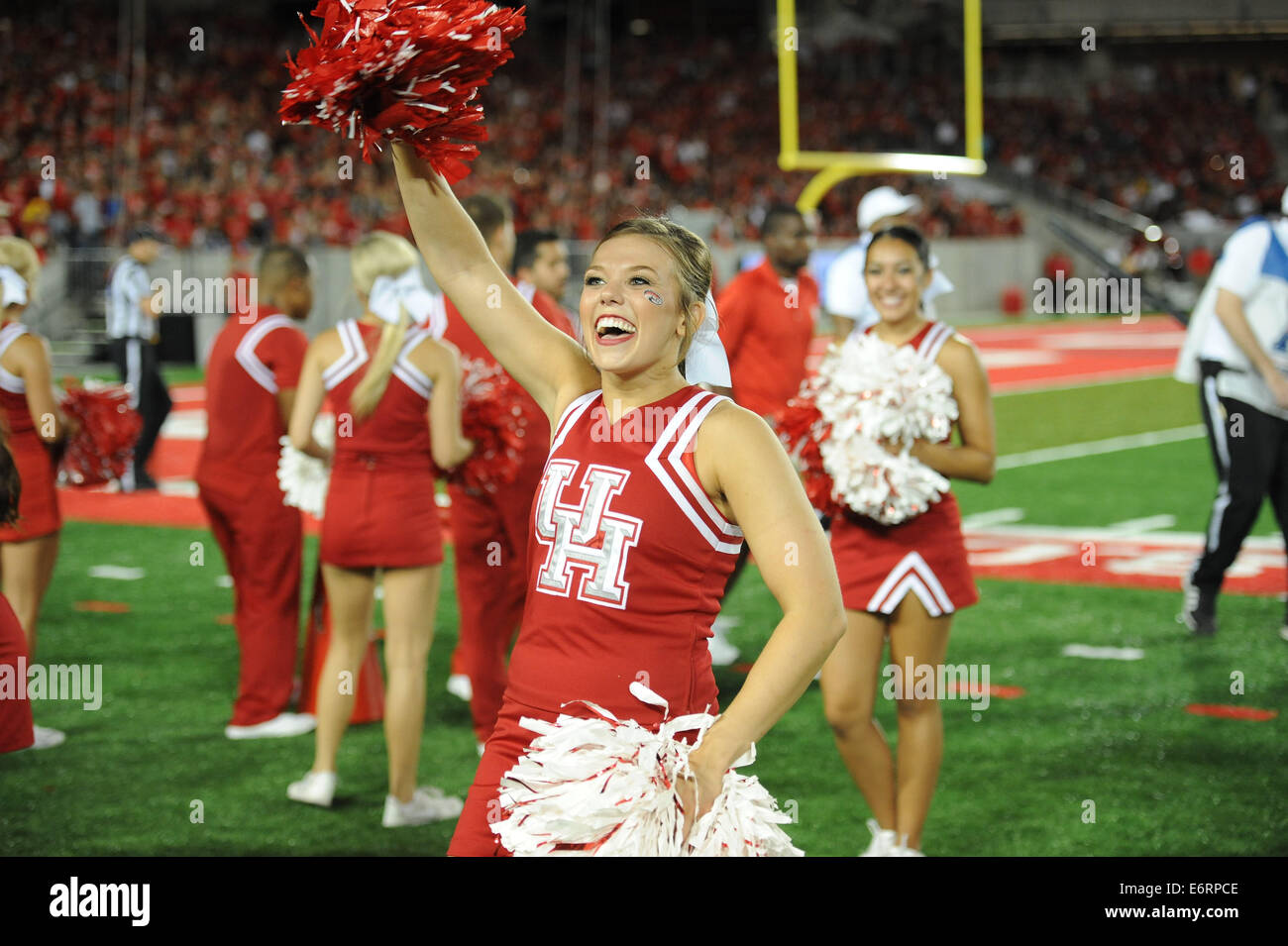 Houston, Texas, Stati Uniti d'America. Il 29 agosto, 2014. Una Università di Houston Cougars cheerleader durante la prima metà di un NCAA Football gioco tra l'Università di Houston Cougars e il UTSA Roadrunners a TDECU Stadium di Houston, TX su agosto 29th, 2014. Credito: Trask Smith/ZUMA filo/Alamy Live News Foto Stock