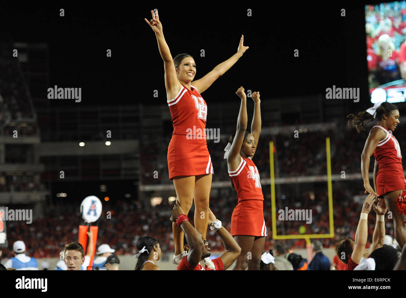 Houston, Texas, Stati Uniti d'America. Il 29 agosto, 2014. University of Houston Cougars cheerleaders durante la prima metà di un NCAA Football gioco tra l'Università di Houston Cougars e il UTSA Roadrunners a TDECU Stadium di Houston, TX su agosto 29th, 2014. Credito: Trask Smith/ZUMA filo/Alamy Live News Foto Stock