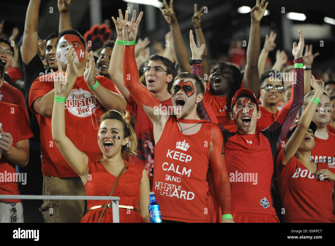 Houston, Texas, Stati Uniti d'America. Il 29 agosto, 2014. University of Houston Cougars tifosi durante la prima metà di un NCAA Football gioco tra l'Università di Houston Cougars e il UTSA Roadrunners a TDECU Stadium di Houston, TX su agosto 29th, 2014. Credito: Trask Smith/ZUMA filo/Alamy Live News Foto Stock
