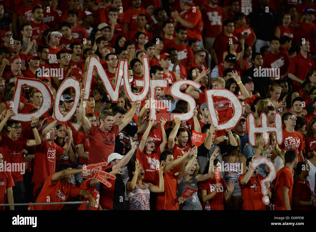 Houston, Texas, Stati Uniti d'America. Il 29 agosto, 2014. University of Houston Cougars tifosi durante la prima metà di un NCAA Football gioco tra l'Università di Houston Cougars e il UTSA Roadrunners a TDECU Stadium di Houston, TX su agosto 29th, 2014. Credito: Trask Smith/ZUMA filo/Alamy Live News Foto Stock
