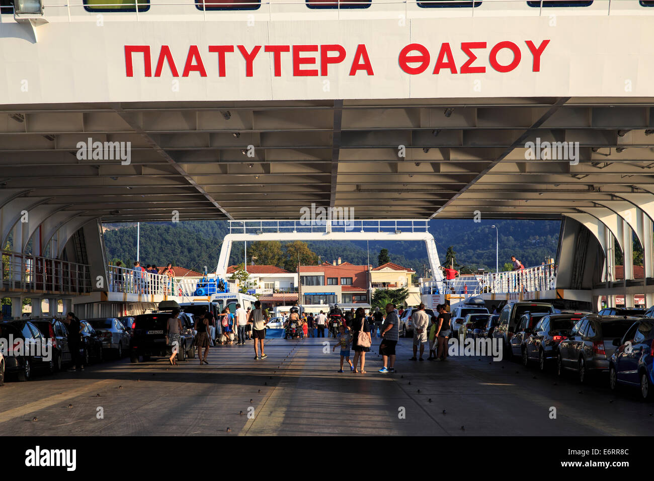 Passeggeri e auto scendere un traghetto nel porto di Limenas, Taso. Foto Stock