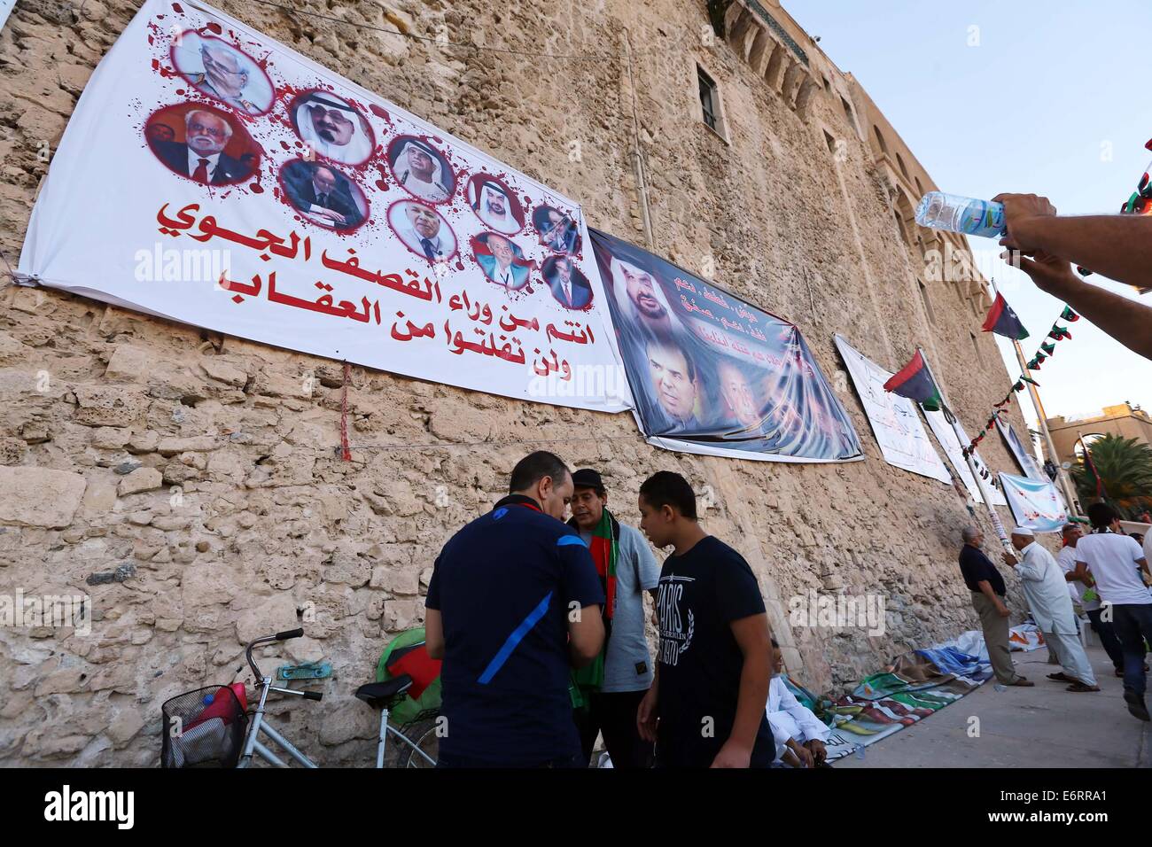 Tripoli. Il 29 agosto, 2014. Foto scattata su agosto 29, 2014 mostra poster messo su dai dimostranti nei pressi della Piazza Martiri a Tripoli, in Libia. Centinaia di cittadini di Tripoli ha preso il via il venerdì per protestare contro qualsiasi intervento straniero in Libia. Libia in precedenza il Parlamento europeo ha votato a favore della richiesta di intervento straniero per proteggere i civili in mezzo al tumulto nel nord del paese africano come le milizie rivali impegnati in scontri mortali. Credito: Hamza Turkia/Xinhua/Alamy Live News Foto Stock