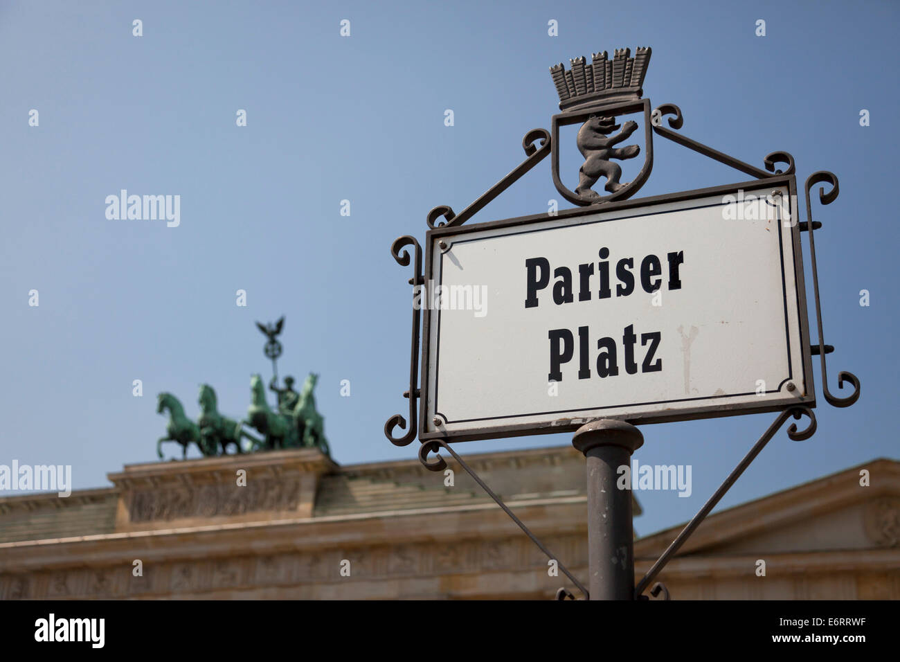 Strada segno Pariser Platz davanti alla Porta di Brandeburgo a Berlino, Germania, Europa Foto Stock