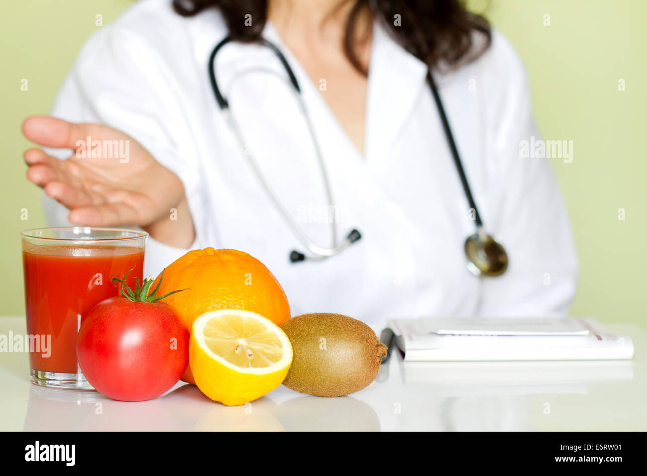 Medico nutrizionista in ufficio con una sana dieta frutta concept Foto Stock