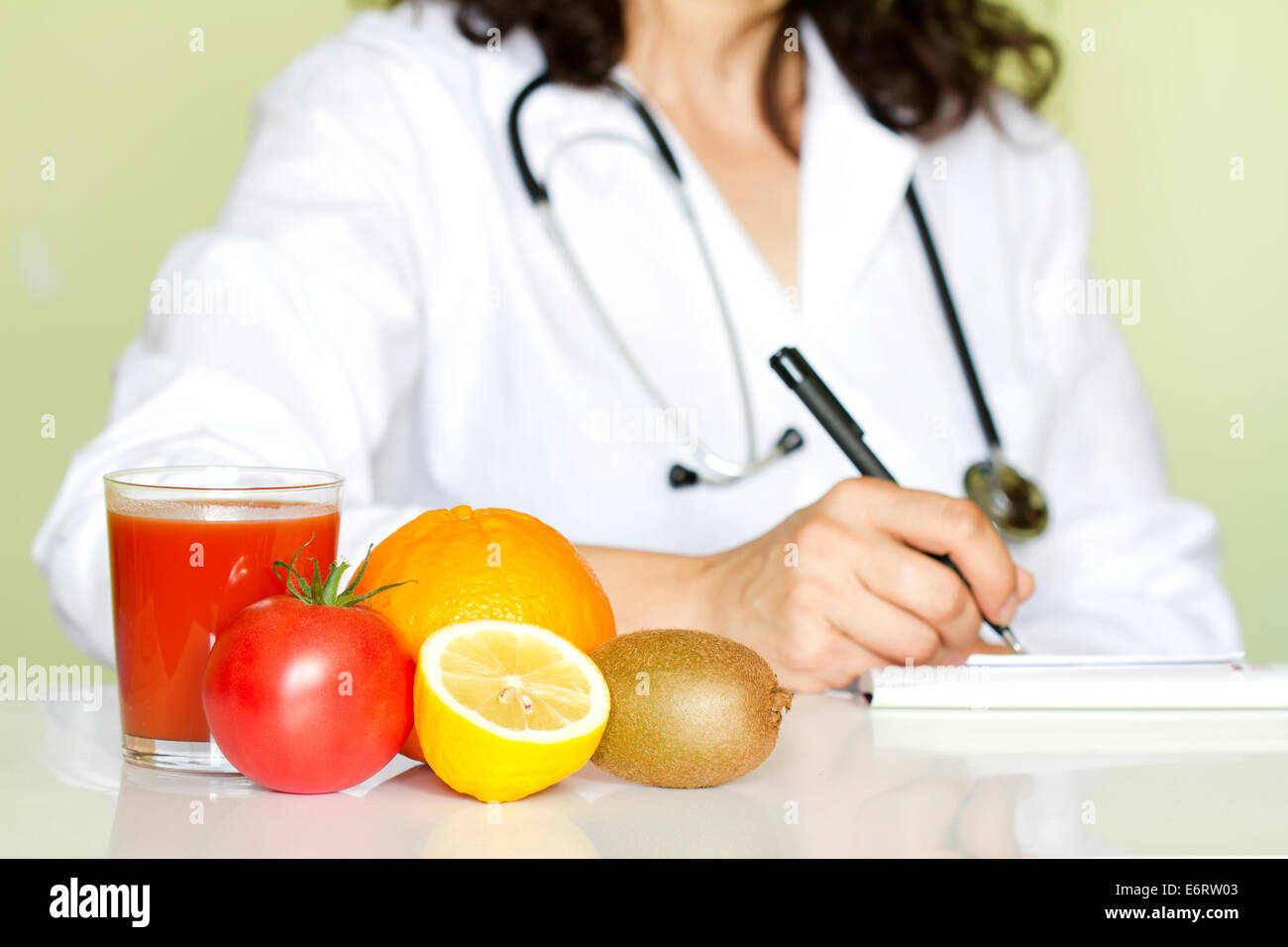 Medico nutrizionista in ufficio con una sana dieta frutta concept Foto Stock