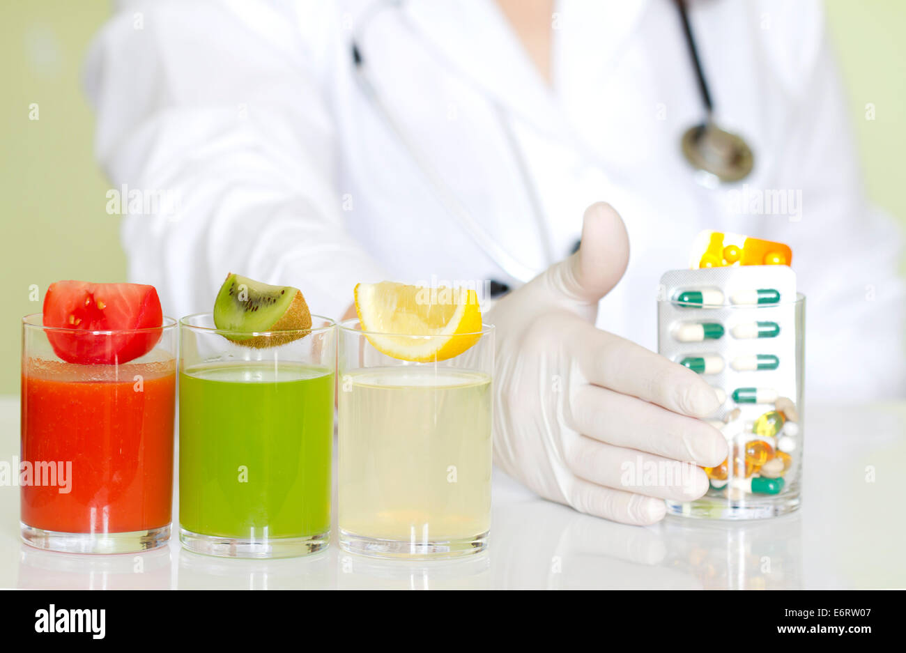 Medico nutrizionista in ufficio con una sana dieta frutta concept Foto Stock