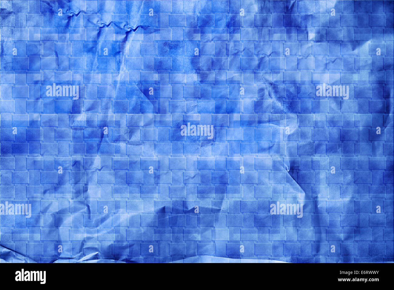 La parete della città di pietra in tonalità di blu su carta sgualcita Foto Stock