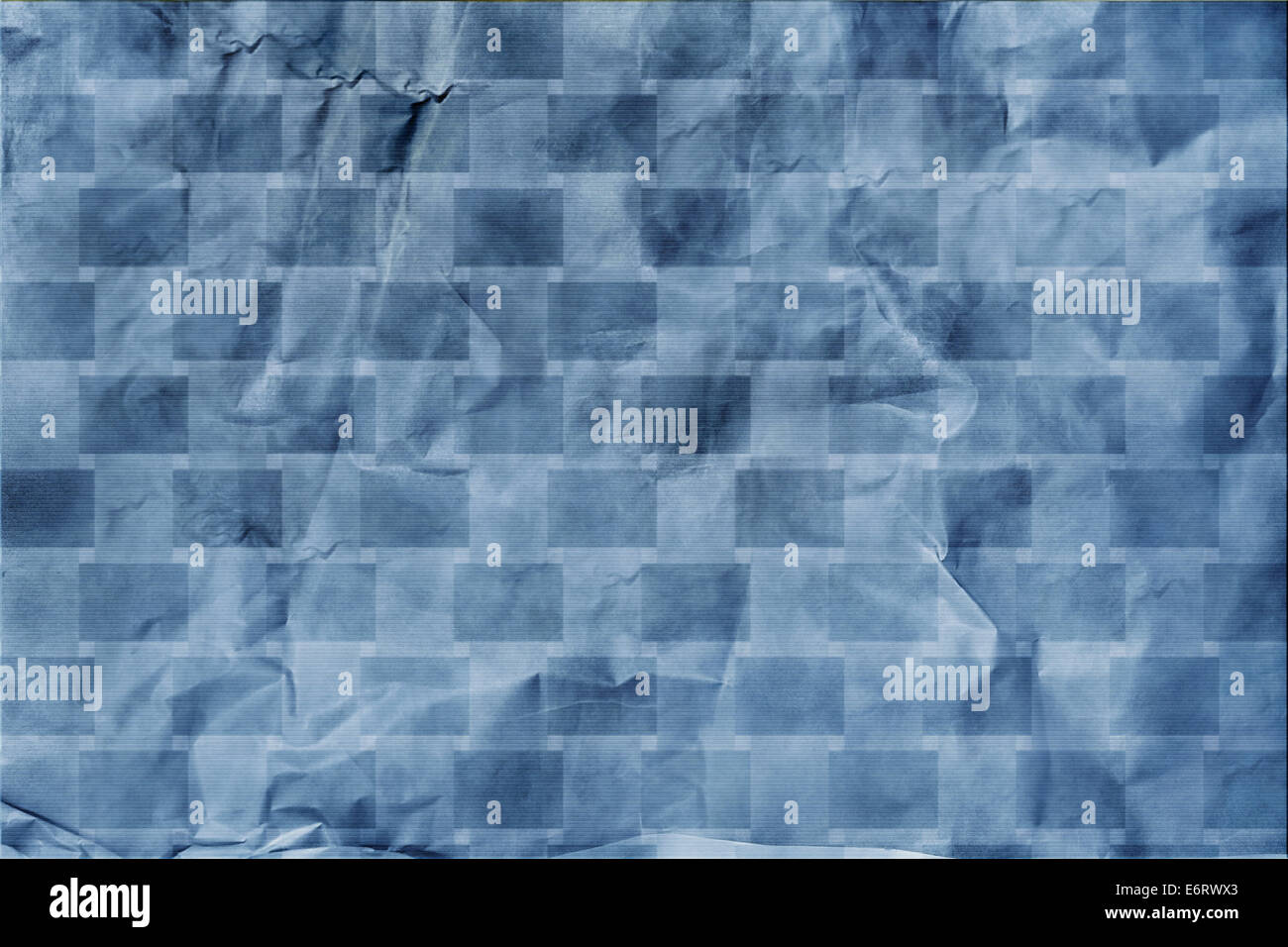 La parete della città di pietra in tonalità di blu su carta sgualcita Foto Stock