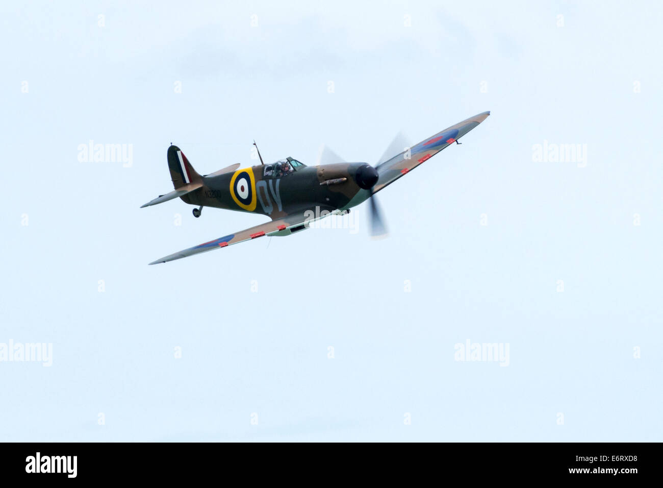 Il Supermarine Spitfire Mk1 II Guerra Mondiale RAF fighter warplane oltre il canale inglese all'Airshow di Eastbourne Foto Stock