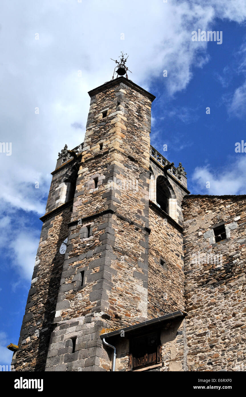 Il churh torre di Saint Pierre nella città medievale di Blesle Haute Loire Auvergne Francia Foto Stock