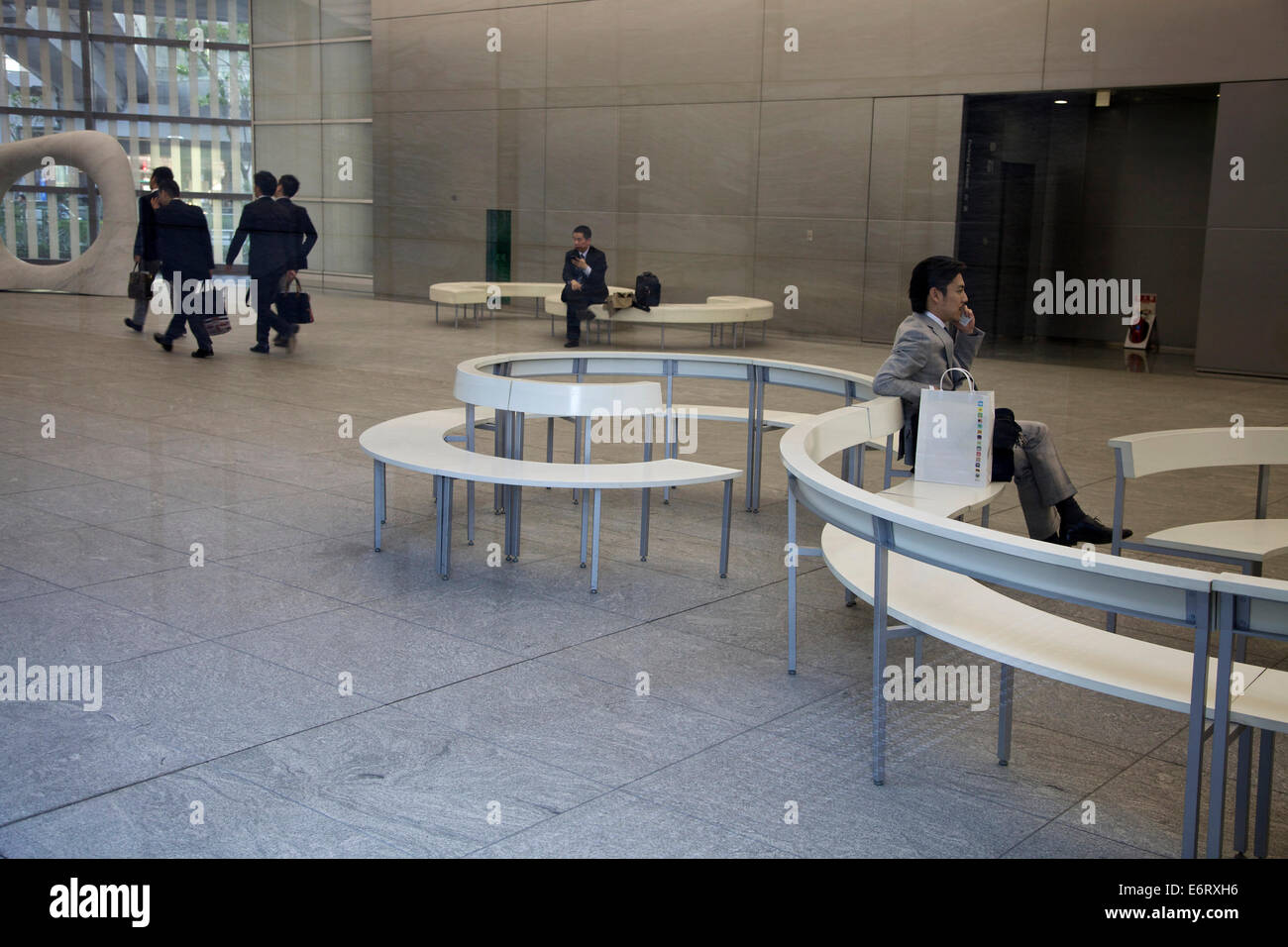Imprenditori, uomo d affari e manager in attesa nella hall, lobby dell edificio moderno. Tokyo, Giappone, Asia Foto Stock