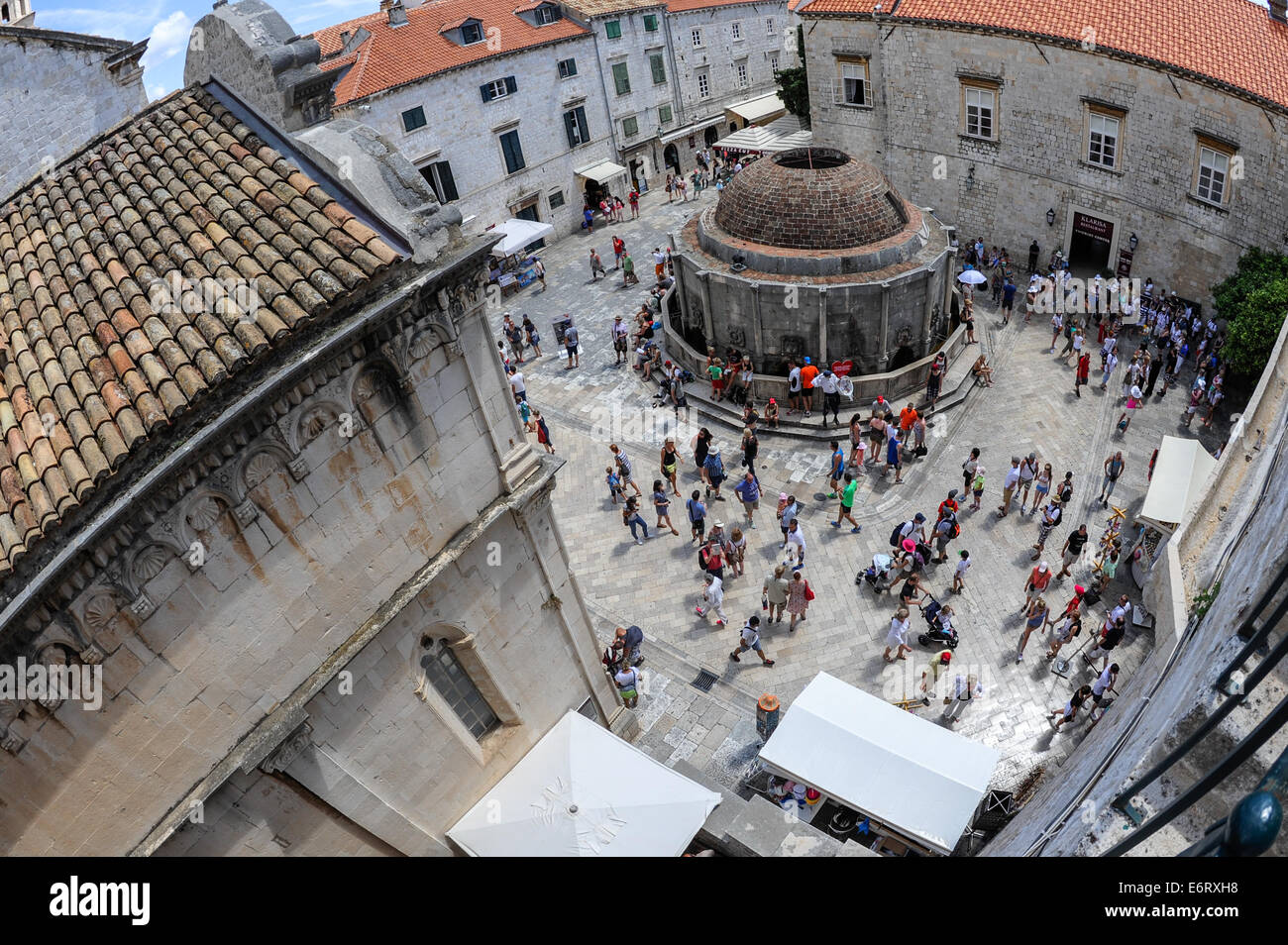 I turisti a piedi intorno alla fontana di Onofrio nella città vecchia di Dubrovnik. Foto Stock