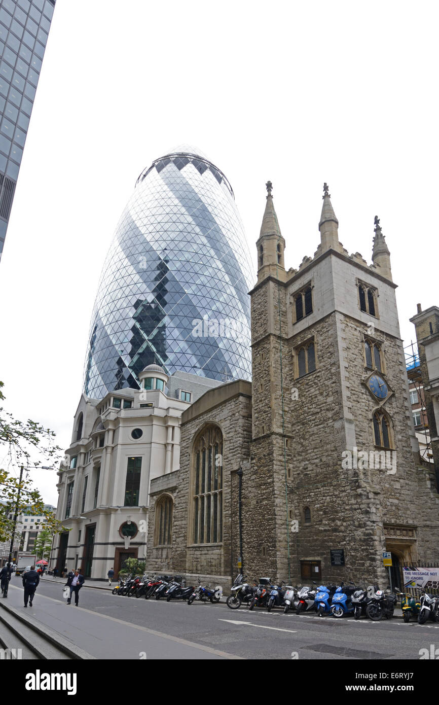 Chiesa & il Gherkin, Londra, Inghilterra. Foto Stock