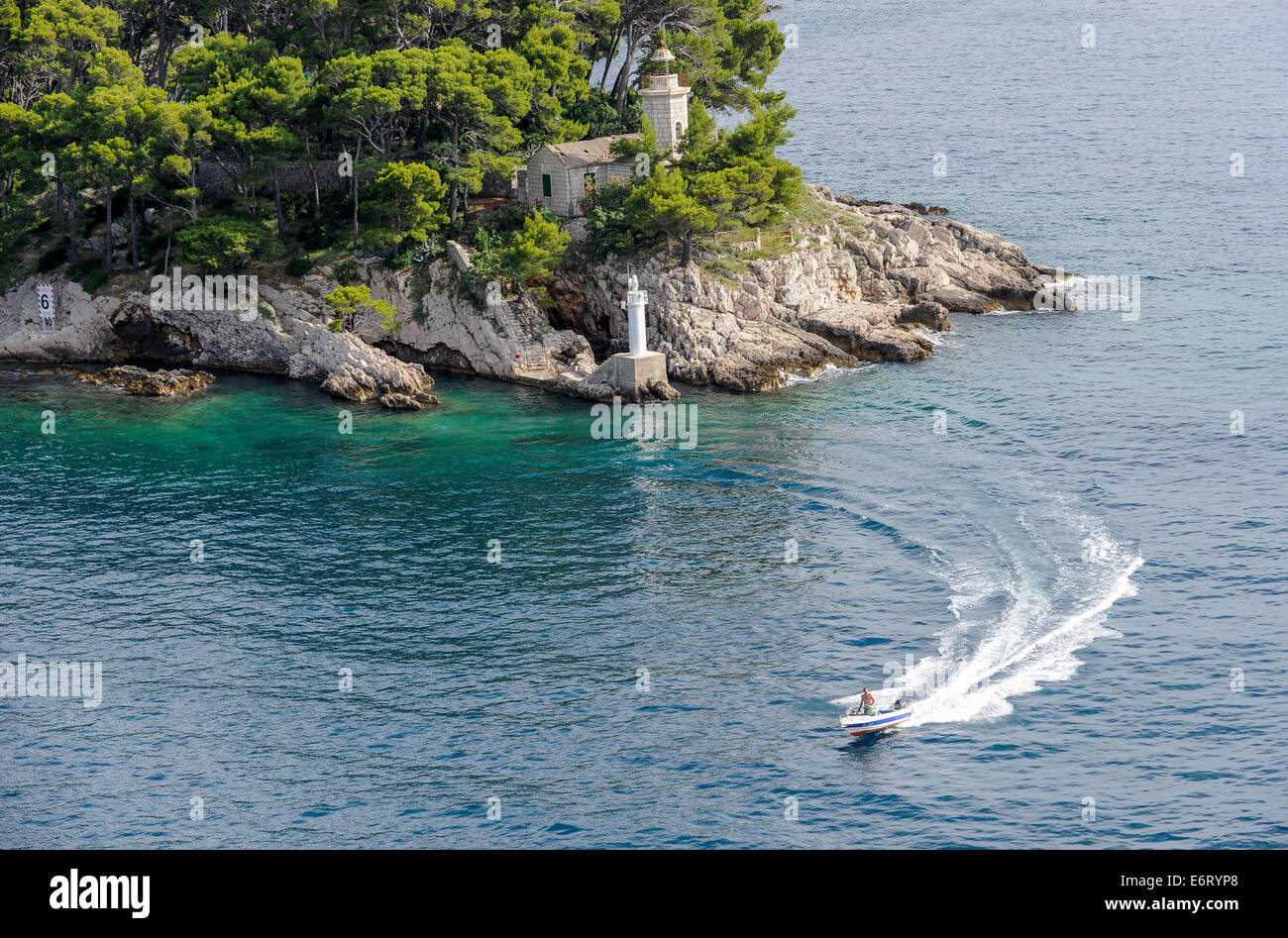 Piccolo faro su una delle molte isole per l'ingresso al porto di Dubrovnik in Croazia. Foto Stock