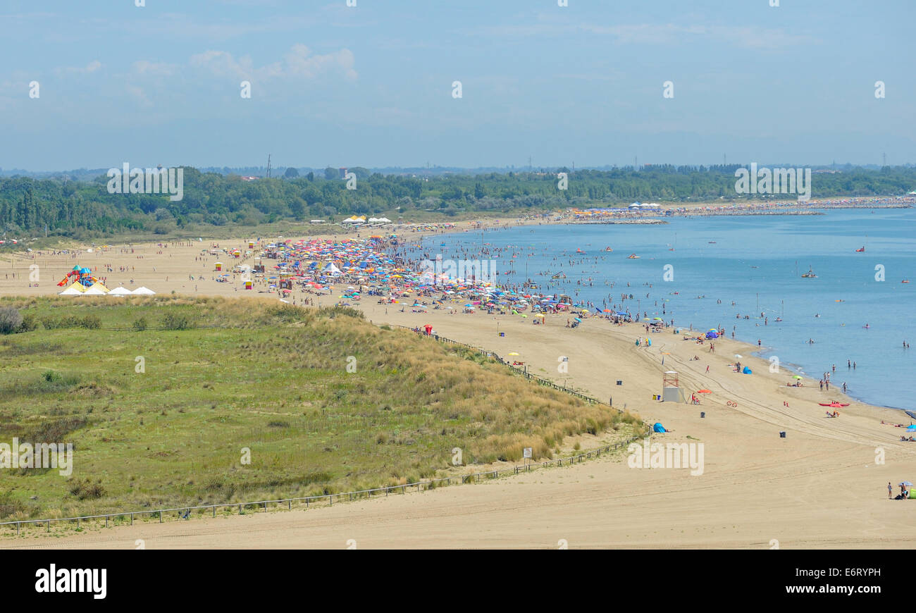 Gli italiani e gli altri vacanzieri sulle sabbie vicino Firenze, Italia. Foto Stock
