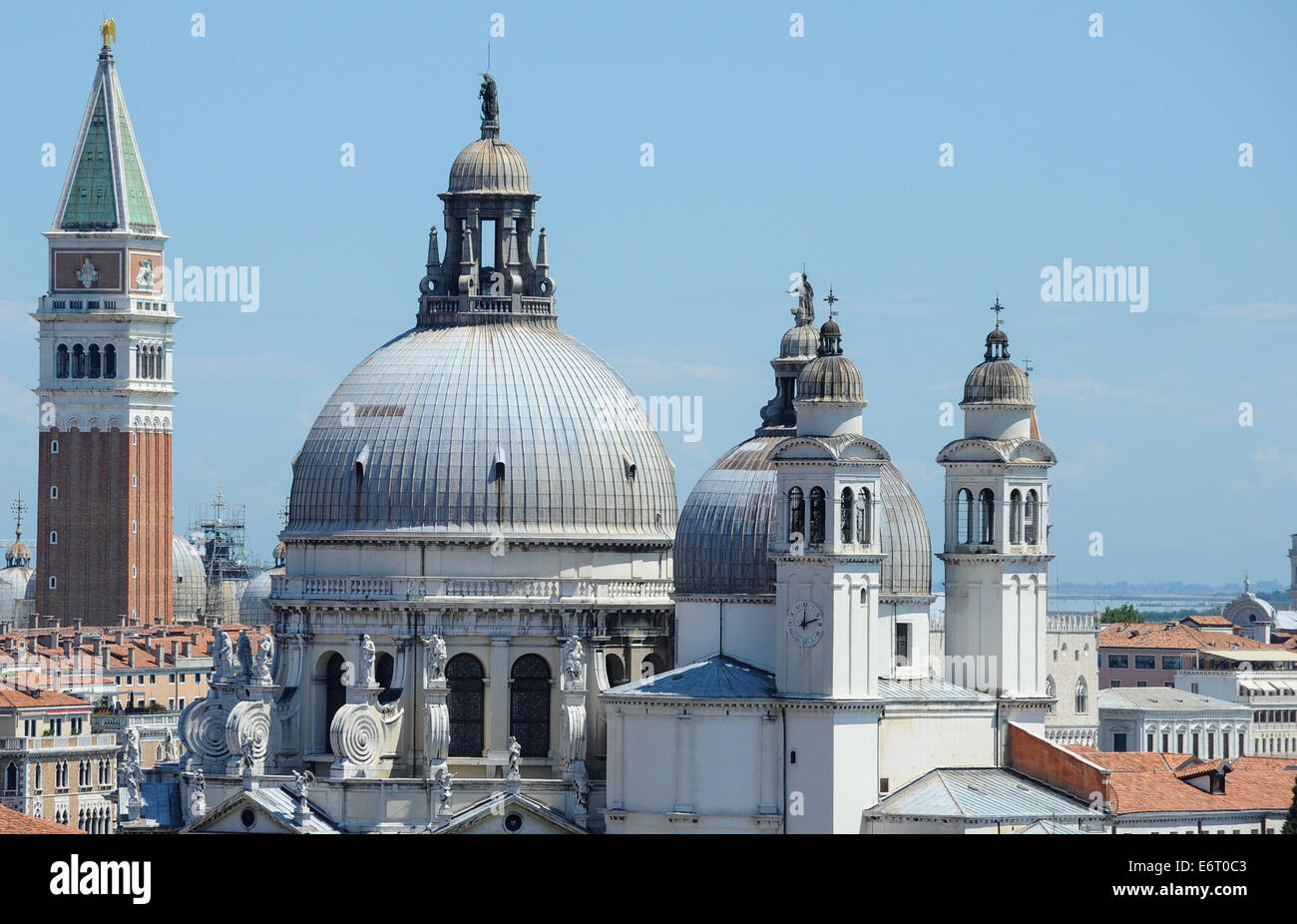 Lo skyline di Venezia torri, le cupole e i tetti di tegole rosse. Foto Stock