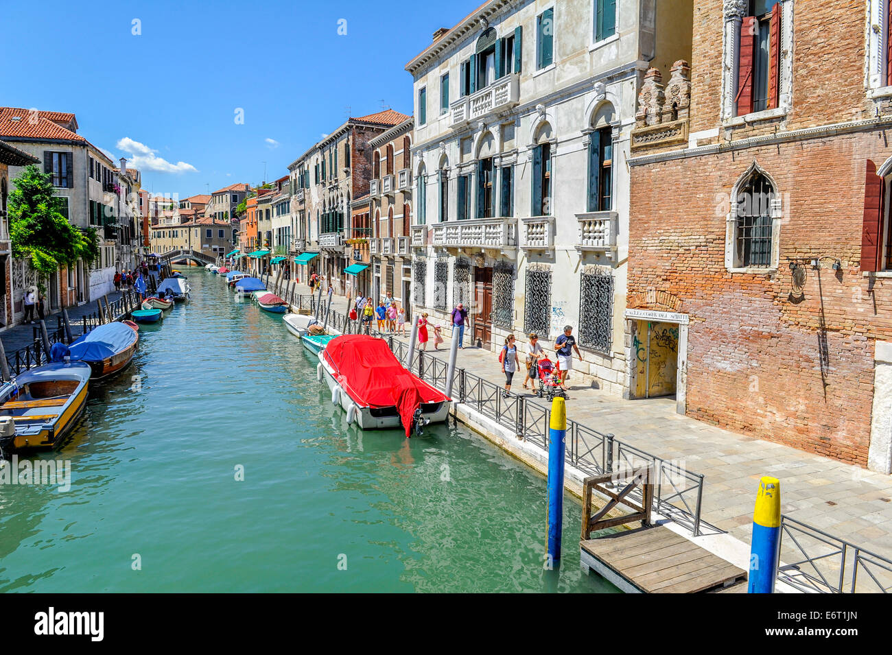 I turisti a piedi lungo le strade a fianco dei principali canali di Venezia. Foto Stock