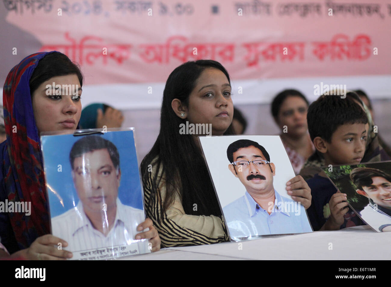 Dacca in Bangladesh. Il 30 agosto, 2014. Parenti con vittima il ritratto che era Sparizione forzata.''appello dei parenti: non più Sparizione forzata, uccisioni e rapimenti'' - con le sparizioni, omicidi, rapimenti vittime, parenti di vittime di una organizzazione nazionale in Confirance press club Dhaka.Diritti Odhikar organizzazione ha dichiarato che 150 persone, per la maggior parte da politici sfondi, cadde vittima di sparizione forzata tra gennaio 2009 e agosto 2014. Credito: Zakir Hossain Chowdhury/ZUMA filo/Alamy Live News Foto Stock