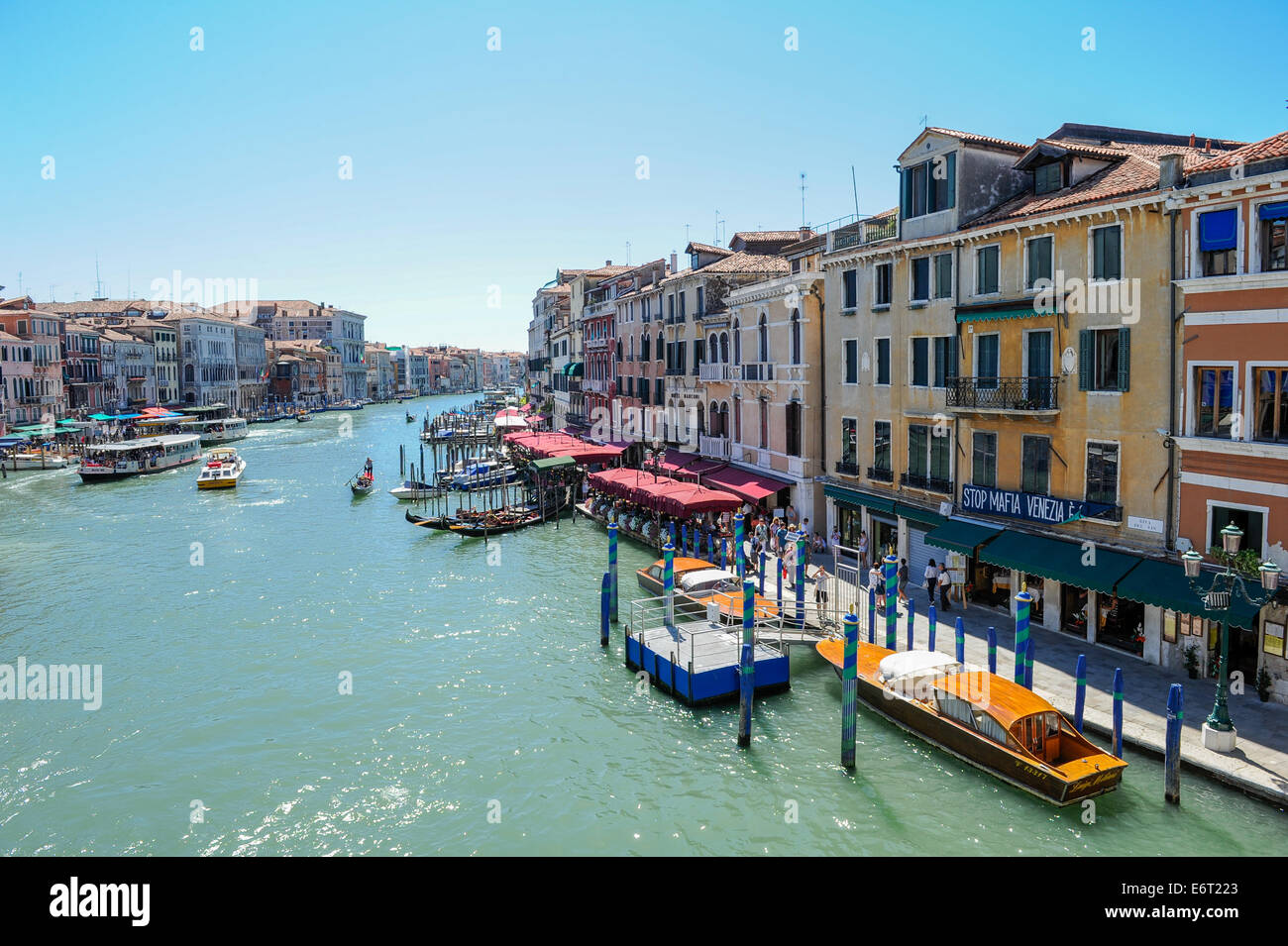 Barche, gondole e turisti lungo il canal grande e un segno, arrestare la mafia a Venezia. Foto Stock