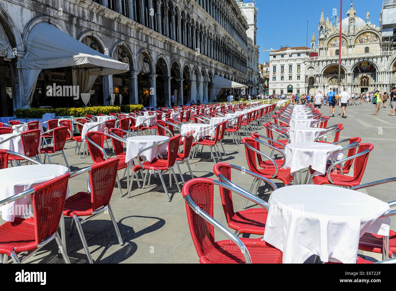 Righe vuote di tavole di ristorante in Piazza San Marco, a Venezia. Foto Stock