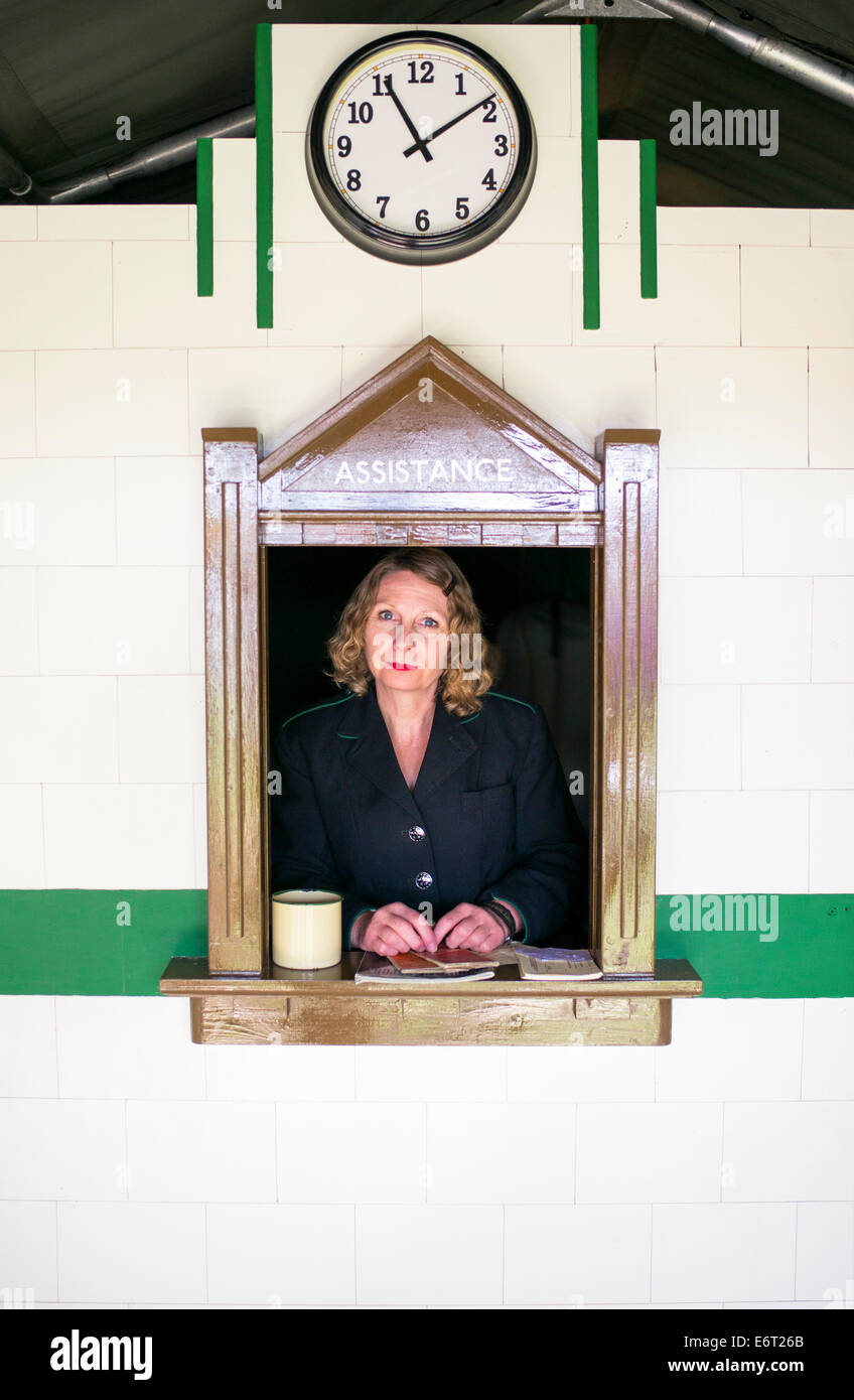 La donna in una replica biglietteria ferroviaria ad una rievocazione storica. Odyessy militare mostra a Detling, Kent, Regno Unito Foto Stock La donna in una replica biglietteria ferroviaria ad una rievocazione storica. Odyessy militare mostra a Detling, Kent, Regno Unito Foto Stock